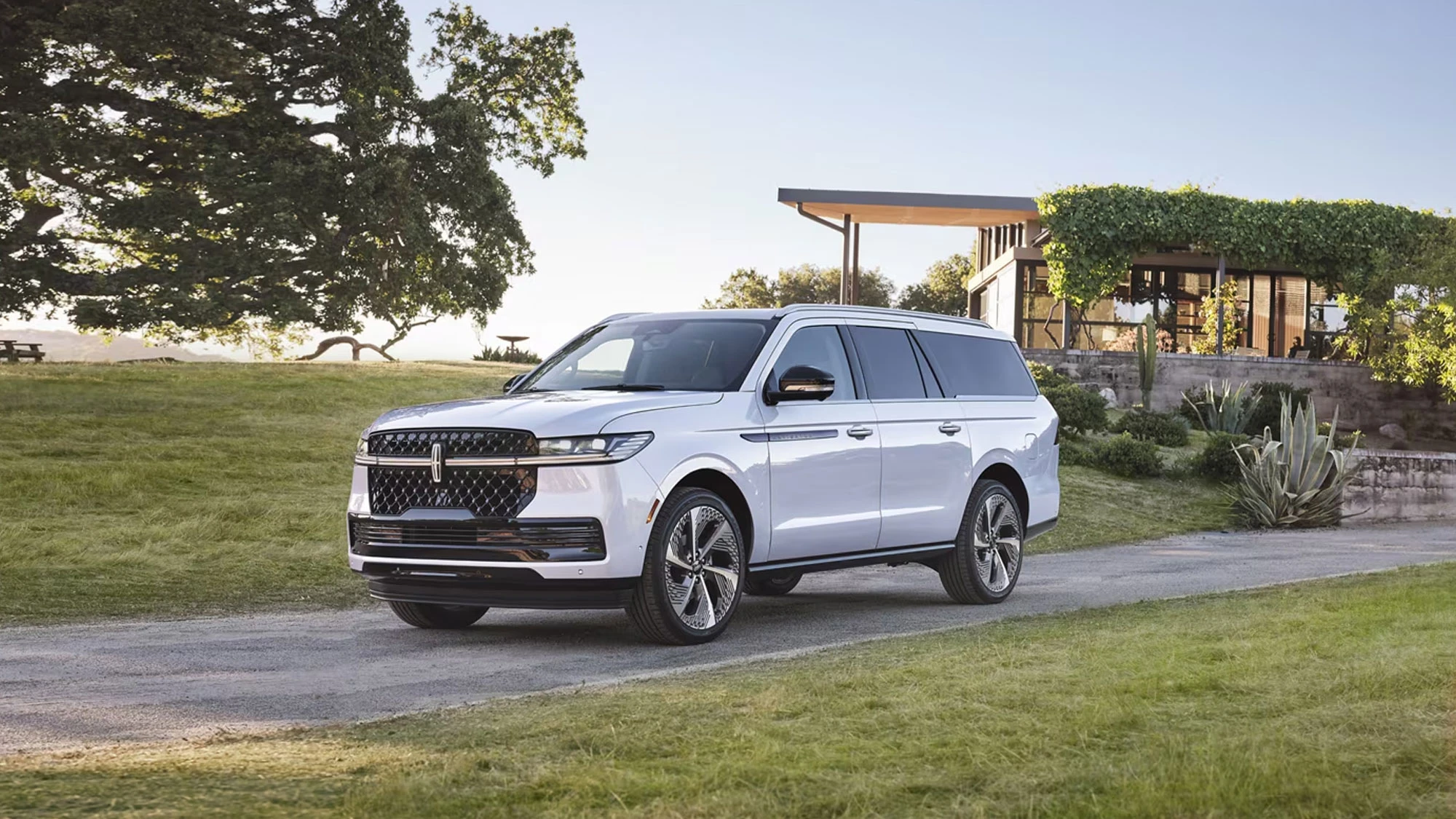 2024 Lincoln Navigator® SUV at night as it lights with the Lincoln Embrace.