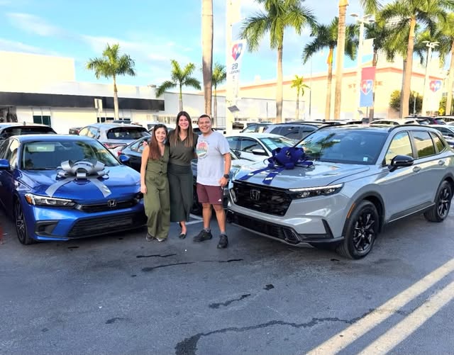 Equipo de financiamiento bilingüe de Brickell Honda
